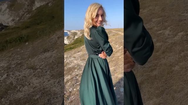 Изумрудное шелковое платье в пол с длинными рукавами и высокими манжетами смотреть онлайн