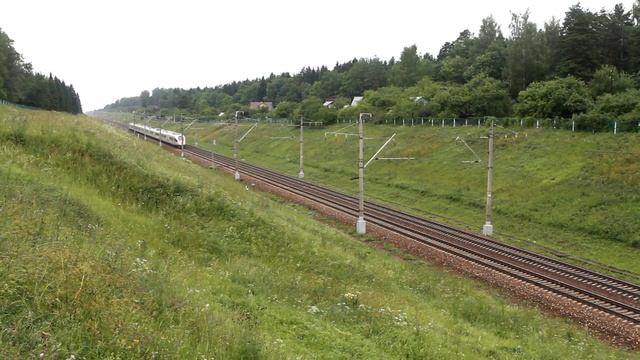 Платформа Алабушево и перегон Поварово-1 - Крюково Октябрьской железной дороги после дождя. смотреть онлайн