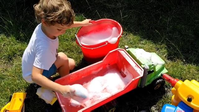 Детское видео про малыша и машинки. Малыш весело моет машинки. Машинки. Трактор. Видео для детей. смотреть онлайн