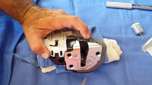 2011 Toyota Tacoma door Actuator motor fix. смотреть онлайн