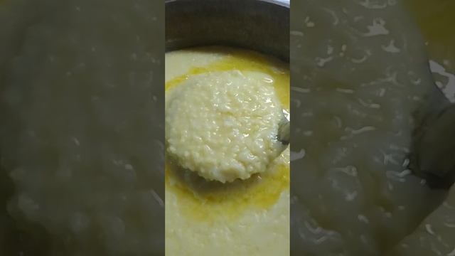 Пшенная каша на молоке, на завтрак,со сливочным маслом,и черникой. смотреть онлайн
