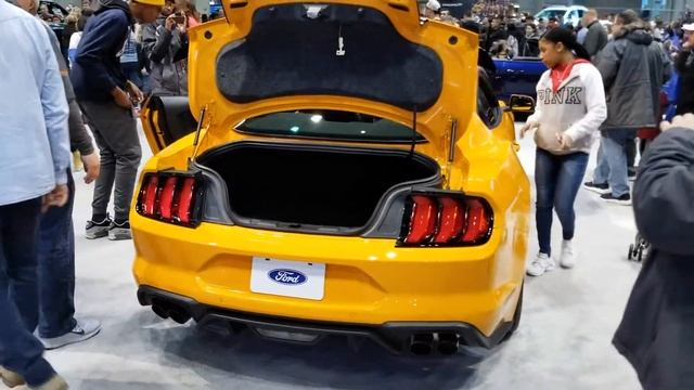 2019 Ford Mustang GT Fastback Yellow - Chicago Auto Show 2019 смотреть онлайн