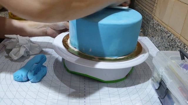How to make fondant cake for beginners |simple fondant cake step by step tutorial | Bake N Roll смотреть онлайн