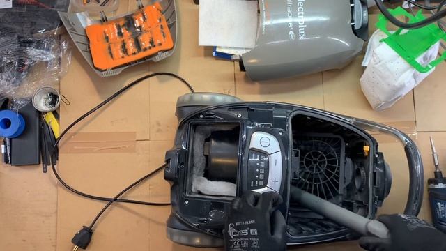 How To Remove Top Cover & Display Cover - UltraOne Z8822GP Electrolux Vacuum Cleaner смотреть онлайн