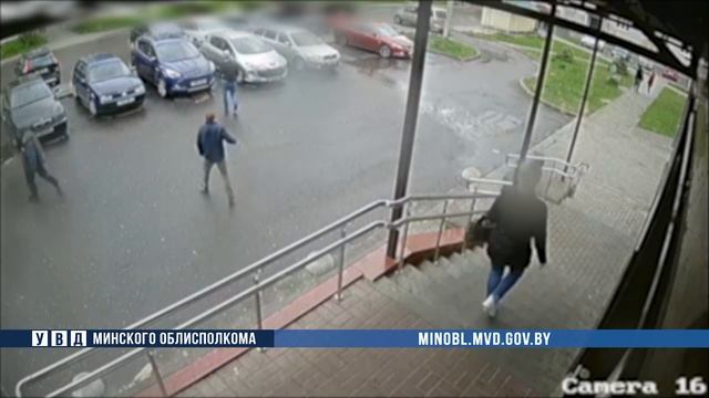 Нетрезвый солигорчанин закинул бетонную полусферу на капот авто смотреть онлайн