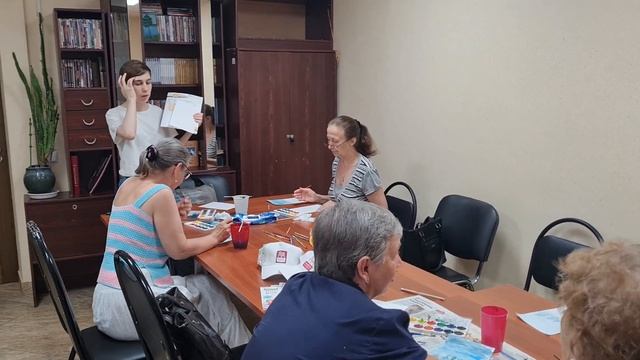 Научиться рисовать акварельными красками можно в районном ТЦСО смотреть онлайн