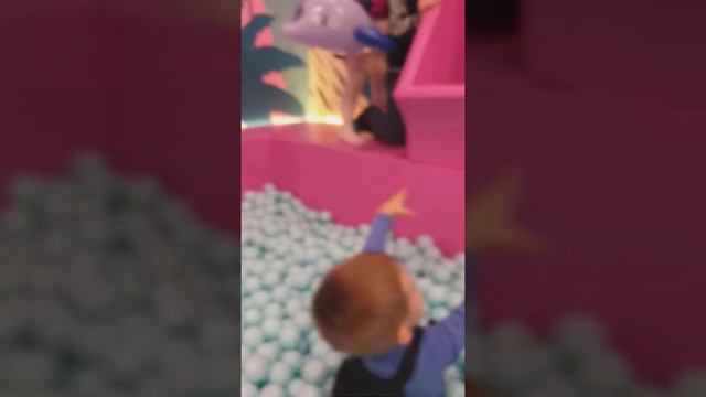 Бассейн с шариками. Санкт-Петербург смотреть онлайн