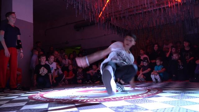 Файер vs Приколя vs Андрюша | РЭП НА ГОЛОВЕ 11 | Kids 1x1 смотреть онлайн