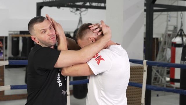 ТАЙСКИЙ КЛИНЧ: ЧТО ДЕЛАТЬ КОГДА ВАМ ОТЖИМАЮТ ГОЛОВУ?! смотреть онлайн