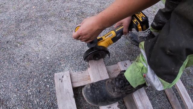 Dewalt  DCG405  18v Angle Grinder