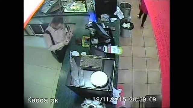 В ЦУМе бомж украл у посетителя кошелек с деньгами и документами смотреть онлайн