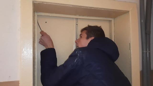 Попытка открыть шахту лифта палкой смотреть онлайн