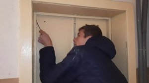 Попытка открыть шахту лифта палкой