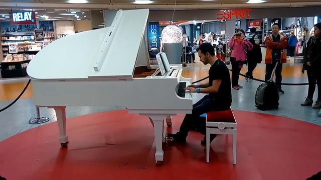 La valse d'Amélie (piano solo) improvisation at Frankfurt Airport - En ruta contigo смотреть онлайн