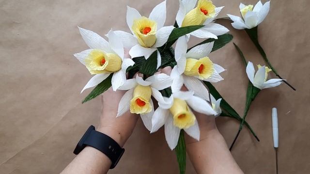 весенний букет из гофрированной бумаги с конфетами. нарциссы из гофрированной бумаги с конфетами. смотреть онлайн