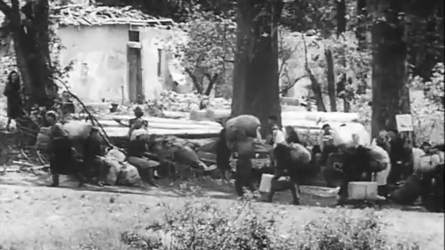 Le Retour (1946) - Henri Cartier-Bresson