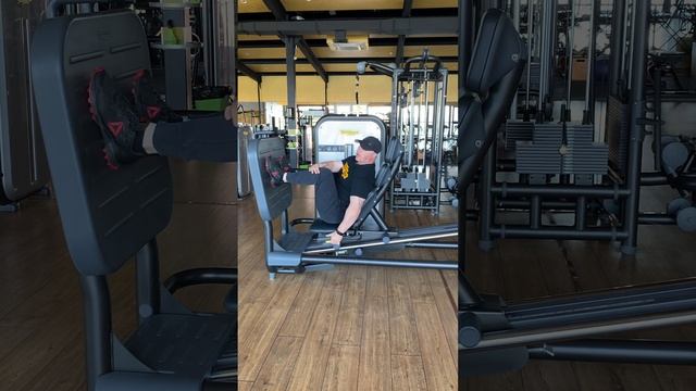 Ноги. Жим ногами в тренажере Technogym. смотреть онлайн