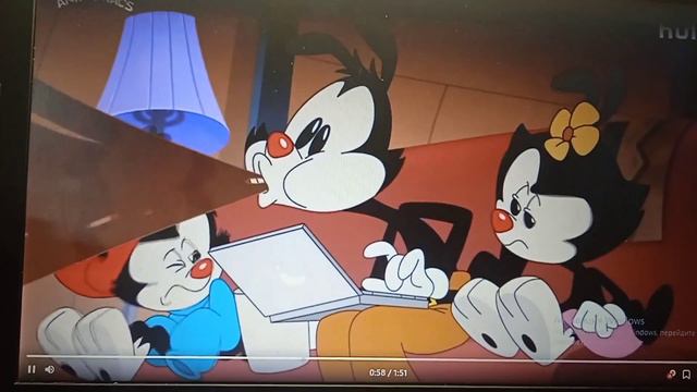 Дэн и Мия надувают воздушные шарики. один из шариков сдувается и падает Марку на голову. смотреть онлайн