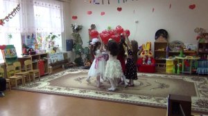 Танец на "День Матери" с шариками в виде сердечек.