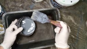 Красим трубочки в серый цвет. Плетение из газетных трубочек.