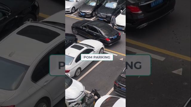 Mercedes E300 - Reverse The Car Into The Parking Space 2023 смотреть онлайн