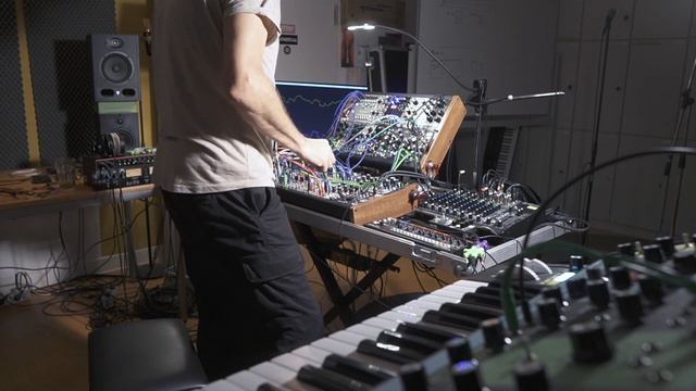 SYNTHWAVE DELUXE : Moog GRANDMOTHER, Roland JUNO 60, analog EURORACK Modules : all live, no editing смотреть онлайн