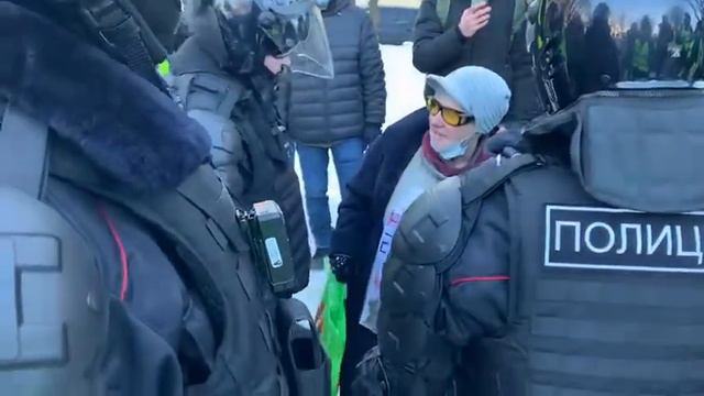 Около перекрытого прохода к Мосгорсуду появились первые пикеты смотреть онлайн