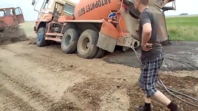 БЕТОНОВОЗ ЗАСТРЯЛ ПОСРЕДИ ДОРОГИ смотреть онлайн