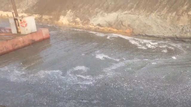 Экскаватор копает дно реки на понтоне смотреть онлайн