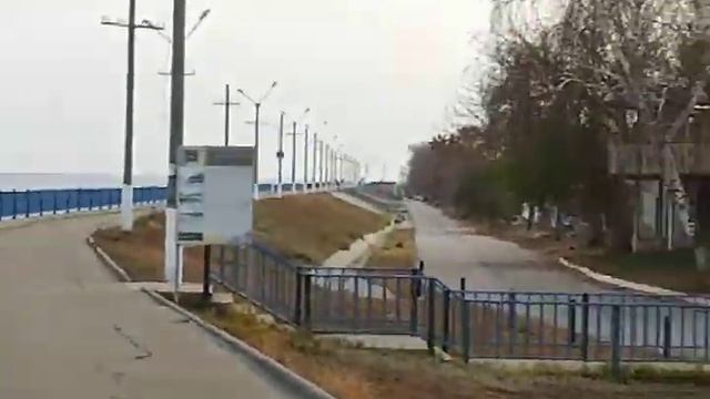 по набережной в Хвалынске, осенью смотреть онлайн