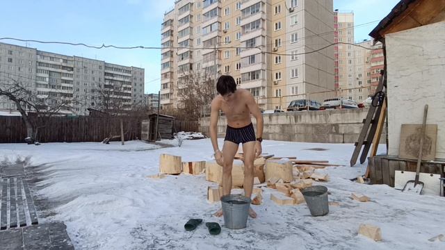 Красноярск. Обливание ледяной водой с корочкой льда. Закаливание.