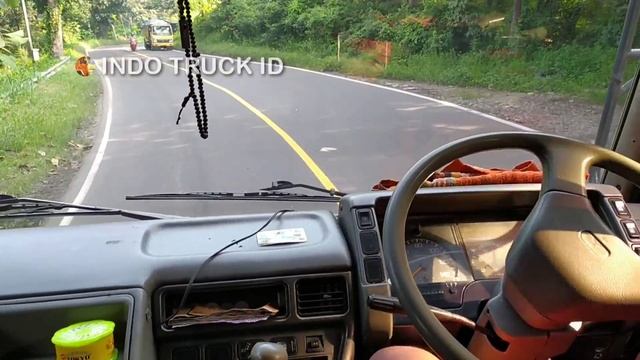 View Dalam Kabin Truk Fuso Ketika Melewati Tanjakan BOHONG Sumedang смотреть онлайн