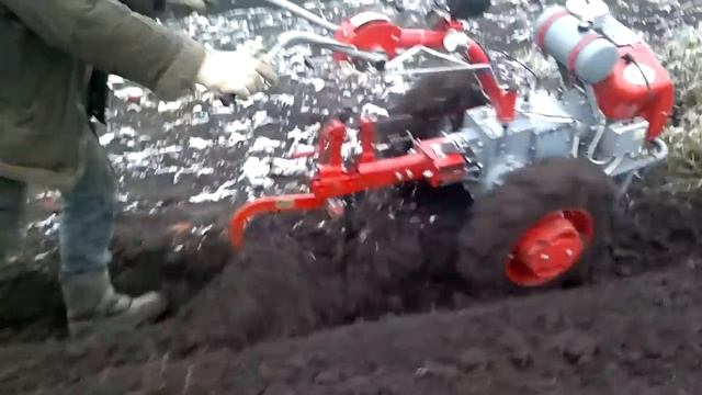 Мотор Сич. Вспашка с предплужником. смотреть онлайн