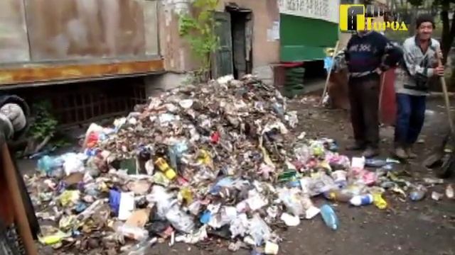 На мусорке убирают мусор