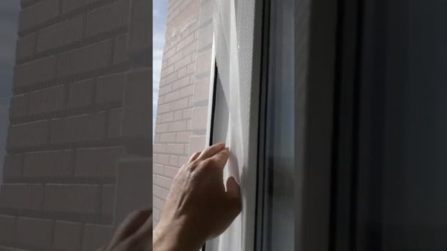 Установка противомоскитной сетки на пластиковое окно за 100 рублей!!! смотреть онлайн