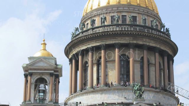 The top point, tourists walking under the dome of Saint Isaac's Cathedral in Saint-Petersburg смотреть онлайн