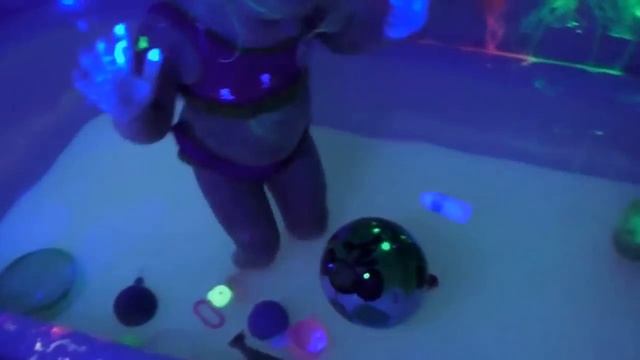 Светящиеся краски в ванной/ Games luminous paint in the bathroom смотреть онлайн