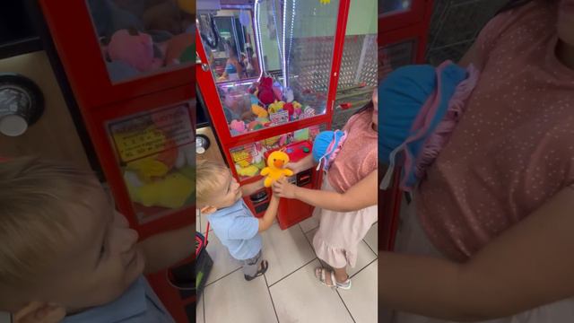 Дочка играет на 20 рублей 💥 #автоматхватайка #clawmachine #игрушки