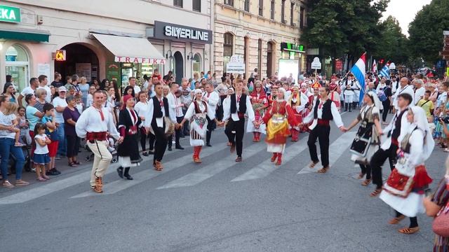 Македонский народный танец коло тресеница хора Defile Folk Fest Sremska Mitrovica23 Macedonian danc смотреть онлайн