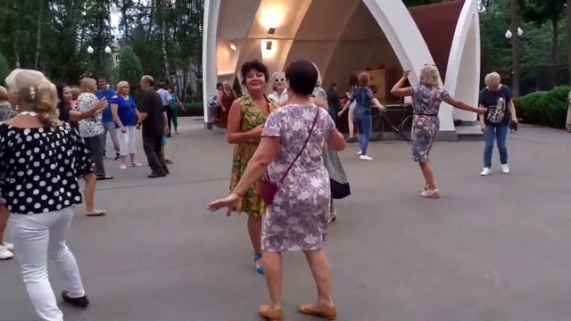 А МОРЕ, КАК МОРЕ! СЧАСТЛИВЫЕ МОМЕНТЫ ИЗ ПАРКА ГОРЬКОГО ХАРЬКОВ ТАНЦЫ смотреть онлайн