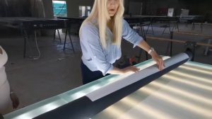 Обучение сотрудника накатки пленки на планшетном ламинаторе STANBER