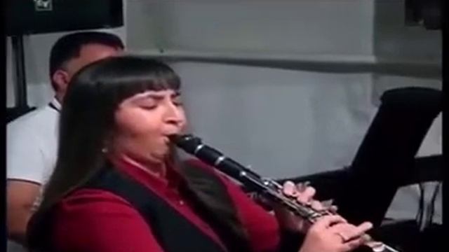Женщина играет на кларнете смотреть онлайн