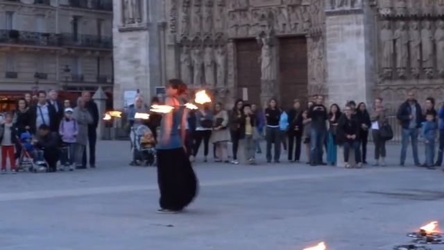 файершоу у Нотердам де Пари