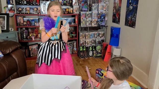 Trolls World Tour Giant Surprise Box Unboxing!!!