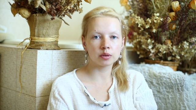 видео портрет на фоне сухих кустиков смотреть онлайн