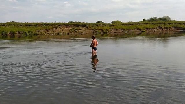 Ловим окуня для свого пруда. Пруд в деревне своими руками часть 12. смотреть онлайн