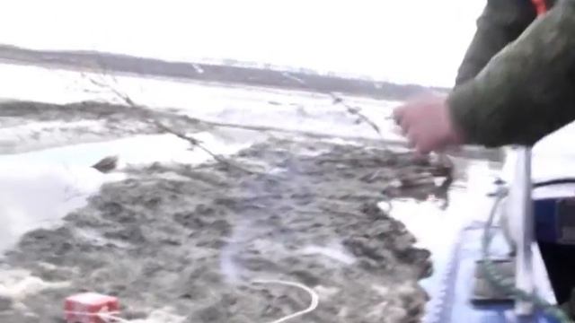 К спаду уровня воды в Далматово привёл подрыв ледяных заторов смотреть онлайн