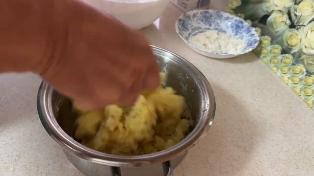 ВОЗДУШНЫЕ ЖАРЕНЫЕ ПИРОЖКИ КАК У БАБУШКИ! ТЕСТО НА КЕФИРЕ! | Irina Belaja смотреть онлайн