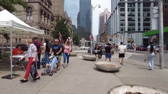 Canada Day in Toronto | City Hall, Eaton Centre & Dundas Square Walk смотреть онлайн