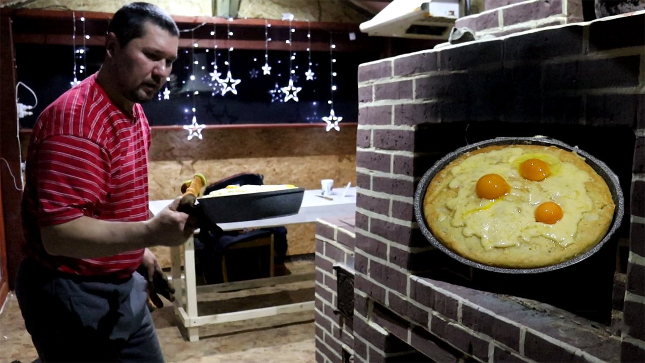 Зима! Урал! Мужик постряпал что-то в русской печи! смотреть онлайн